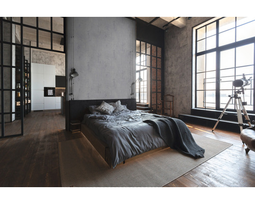Helles Schlafzimmer im Loftstil mit Bett, großem Fenster und Holzboden
