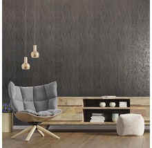 Salon avec fauteuil, meuble en bois et mur décoratif