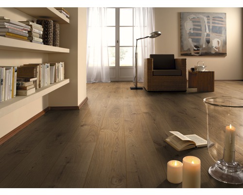 Salon avec plancher en bois, étagère à livres et coin lecture