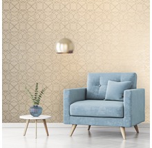 Salon avec papier peint à motifs, fauteuil, table d''appoint et suspension