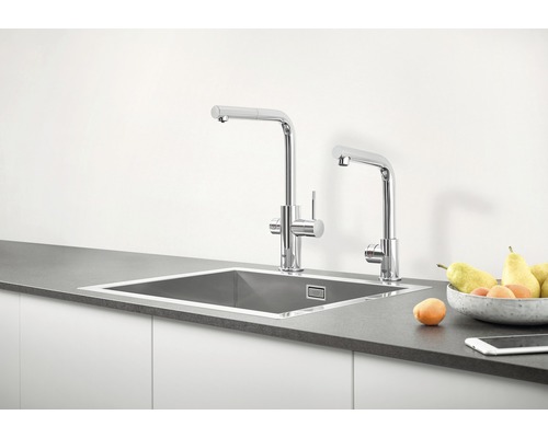 Évier de cuisine avec robinet et robinet d''eau potable sur un plan de travail