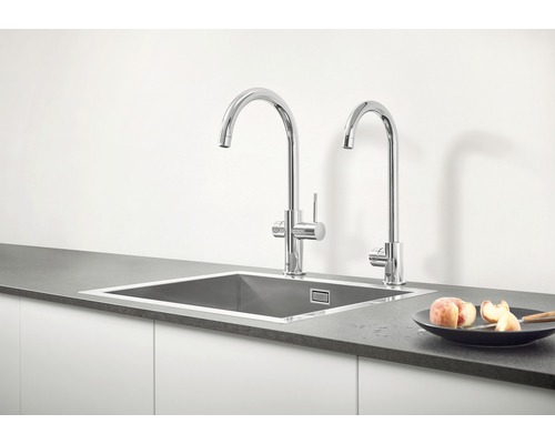 Spültischarmaturen mit Spülbecken auf Arbeitsplatte in einer hellen Küche