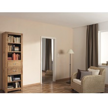 Salon avec bibliothèque, fauteuil, lampadaire et cadre de porte
