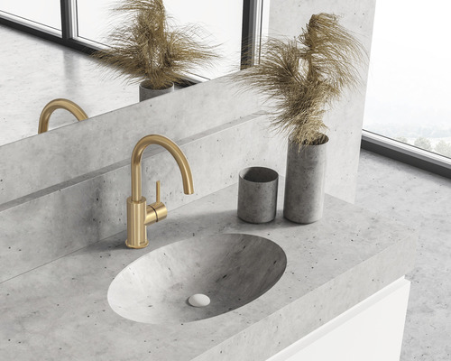 Modernes Badezimmer mit Betonwaschbecken und goldener Armatur