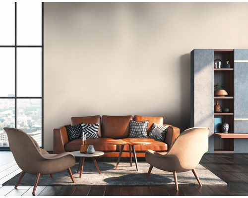 Wohnzimmer mit Ledersofa, Sesseln, Couchtischen, Regal und Fenster