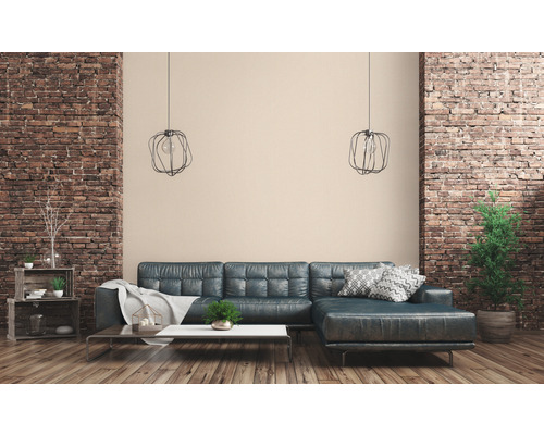 Wohnzimmer mit Ledersofa, Couchtisch, Holzregal und Ziegelwand