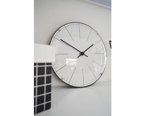 Horloge murale au design minimaliste avec le logo NEXTIME