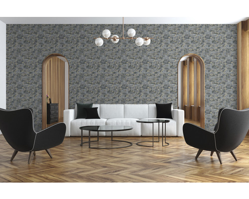 Salon avec papier peint à motifs gris, canapé, fauteuils et parquet