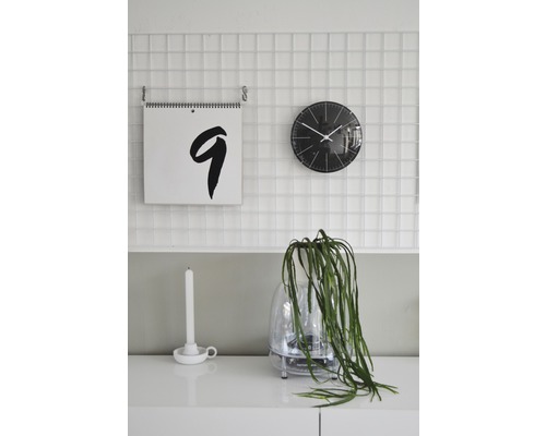 Ambiance décorative de pièce avec calendrier, horloge et plante d''intérieur sur une armoire