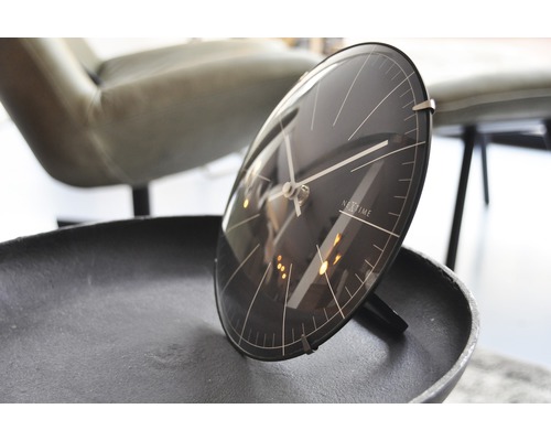 Horloge de table Nextime sur une table