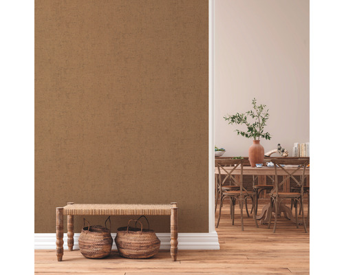 Wohnraum mit brauner Struktur Tapete, Bank und Esstisch