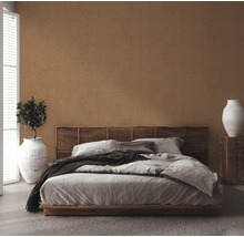 Schlafzimmer mit Bett, Nachttisch und Zimmerpflanze