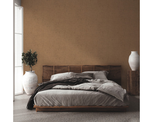 Schlafzimmer mit Bett, Nachttisch und Zimmerpflanze