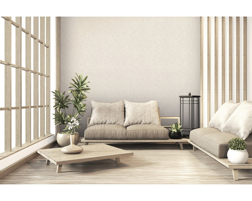 Heller Raum im japanischen Stil mit Holzmöbeln, Sofas, Pflanzen und Tisch