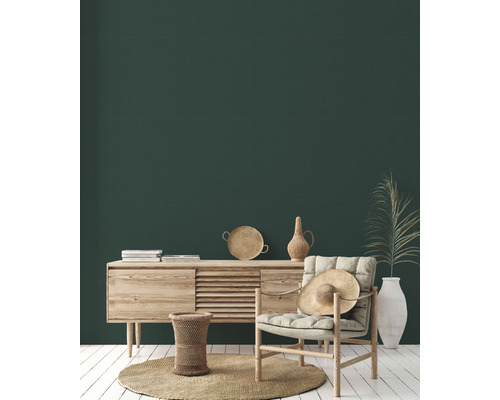 Wohnzimmer mit Kommode, Sessel und Dekoration für eine gemütliche Atmosphäre