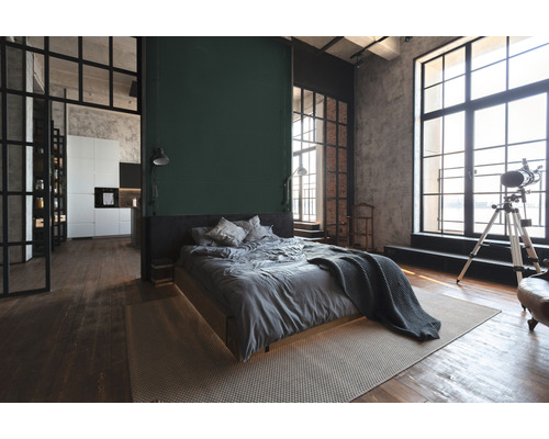 Schlafzimmer im Loftstil mit Bett, Teppich und Fenstern
