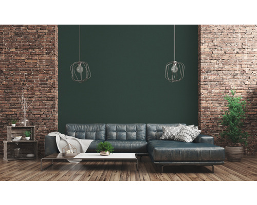 Wohnzimmer mit Ziegelwand, Sofa und Beleuchtung