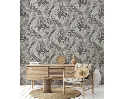 Salon avec papier peint à motifs jungle, commode et chaise