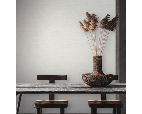 Helle, strukturierte Tapete im Esszimmer mit Holztisch und Dekoration