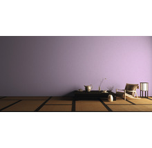 Pièce lumineuse avec sol en tatami, table basse, service à thé, fauteuil et lanterne en papier