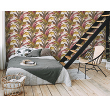 Schlafzimmer mit Bett, Leiter und tropischer Blättertapete