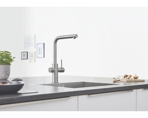 Scène de cuisine avec robinet d''évier dans un design de cuisine moderne