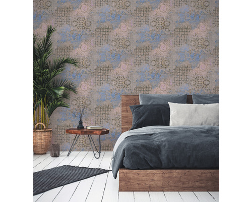 Schlafzimmer mit gemusterter Tapete, Bett und Zimmerpflanze