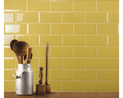 Wandfliesen im Stil einer U-Bahn mit Küchenutensilien