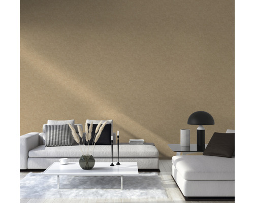 Salon avec papier peint texturé, canapé et table