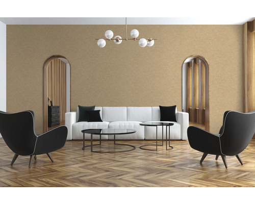 Salon lumineux avec canapé, fauteuils, tables, parquet, papier peint et éclairage