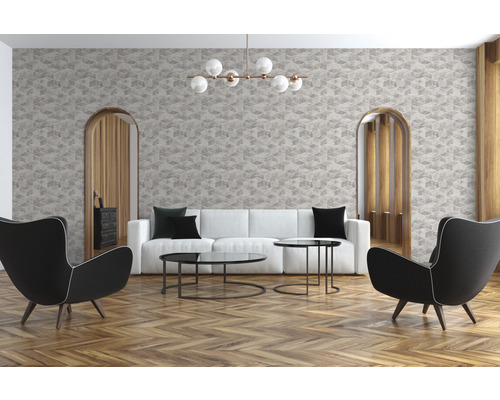 Salon avec papier peint à motifs, canapé et fauteuils
