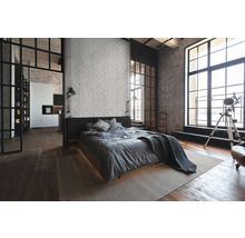 Helles Schlafzimmer mit Bett, Teppich und großem Fenster im Loft-Stil