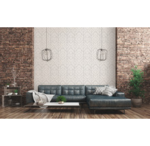 Wohnzimmer mit Ledersofa, Ziegelwand und geometrischer Tapete