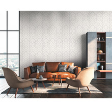 Wohnzimmer mit Sofa, Sesseln, Couchtischen, Schrank und gemusterter Tapete für eine helle und organisierte Atmosphäre.