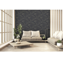 Wohnzimmer mit floral gemusterter Tapete, Sofas, Tisch und Zimmerpflanzen