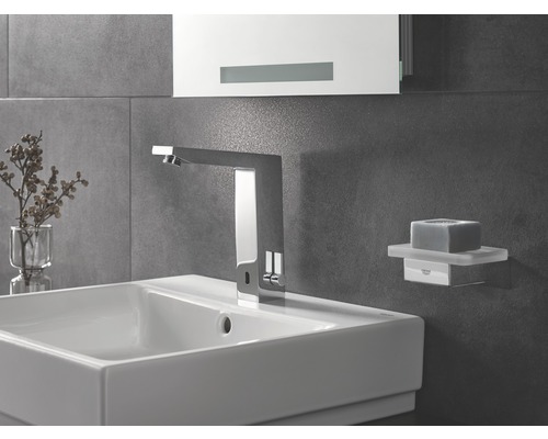 Salle de bain avec lavabo, robinet et porte-savon