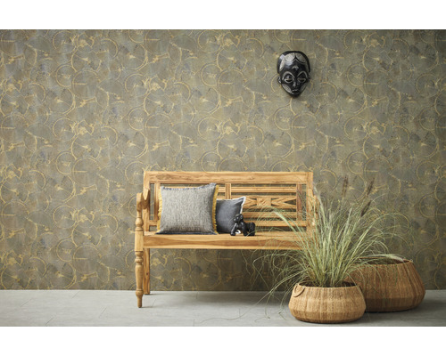 Scène avec un papier peint structuré, un banc en bois avec des coussins, deux paniers à plantes et un masque africain au mur