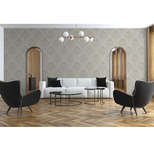 Wohnzimmer mit Tapete, Sofa, Sesseln und Couchtischen