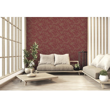 Wohnzimmer mit gemusterter Tapete, Sofa, Tisch und Pflanzen