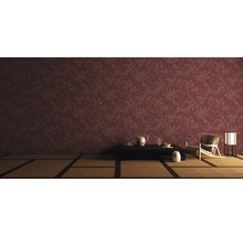 Innenraum mit gemusterter Tapete, Tisch, Stuhl und Lampe im japanischen Stil