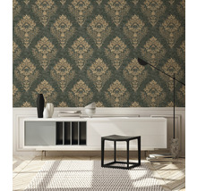 Wohnzimmer mit gemusterter Tapete, Sideboard und Stuhl.