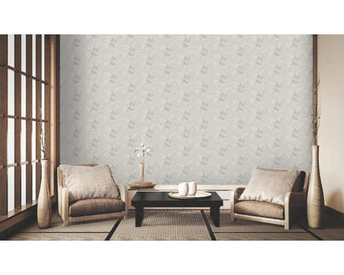 Wohnraum mit gemusterter Tapete, Sesseln und Tisch