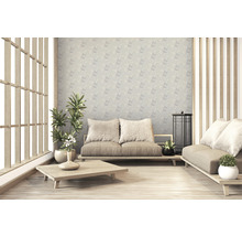 Helles Wohnzimmer im japanischen Stil mit zwei Sofas, Holztisch, Zimmerpflanzen und gemusterter Tapete