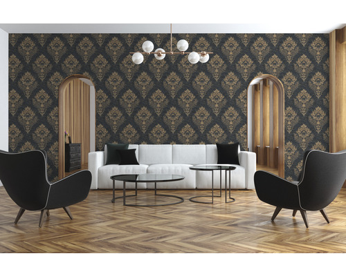 Wohnzimmer mit gemusterter Tapete, Sofa und Sesseln