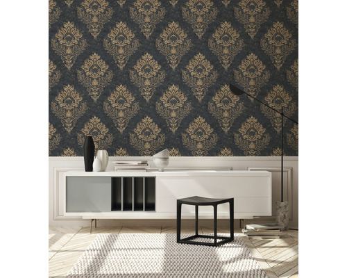 Dekorative Wand mit floral gemusterter Tapete, kombiniert mit modernen Möbeln und Beleuchtung