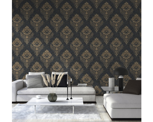 Wohnzimmer mit goldfarbener Ornamenttapete