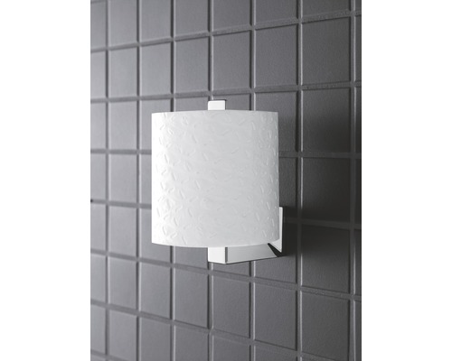 Wandleuchte mit Lampenschirm an Wandfliesen