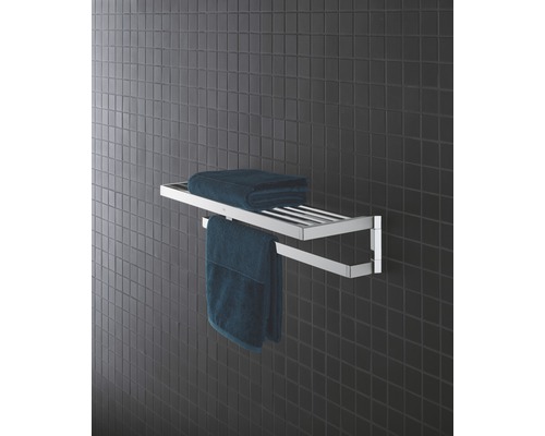 Handtuchhalter mit zwei Handtüchern an einer gefliesten Wand