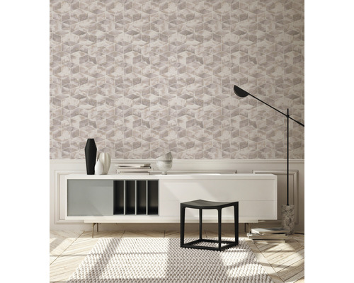 Salon avec papier peint à motifs, commode, lampe et chaise