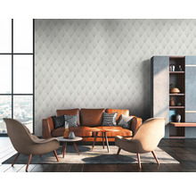 Salon avec papier peint à motifs, canapé en cuir et fauteuils